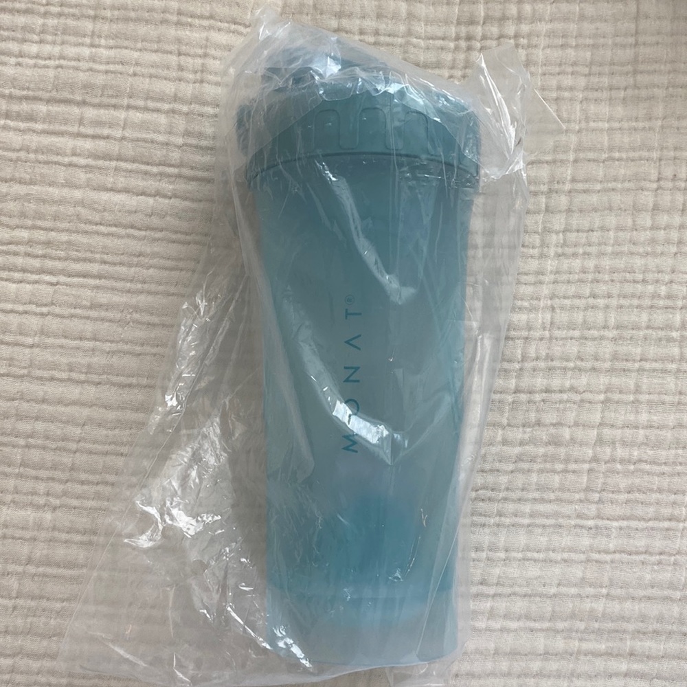 Monat Shaker Cup.